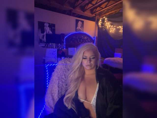 Live sex webcam photo for xtinastar #275497756