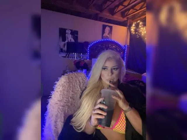 Live sex webcam photo for xtinastar #275915851