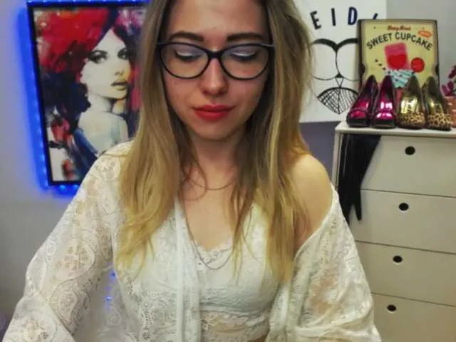 Live sex webcam photo for xxHeidiLove #272160428