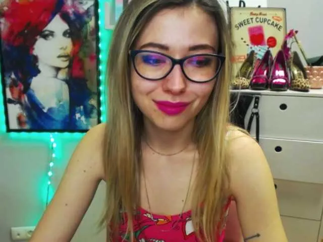 Live sex webcam photo for xxHeidiLove #272174981