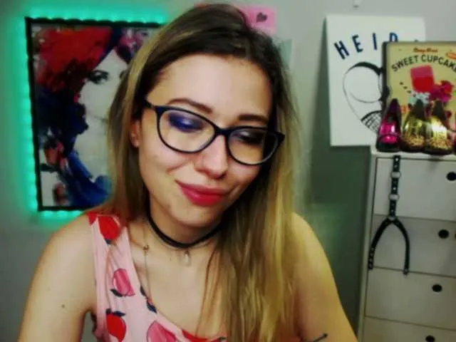 Live sex webcam photo for xxHeidiLove #272253148