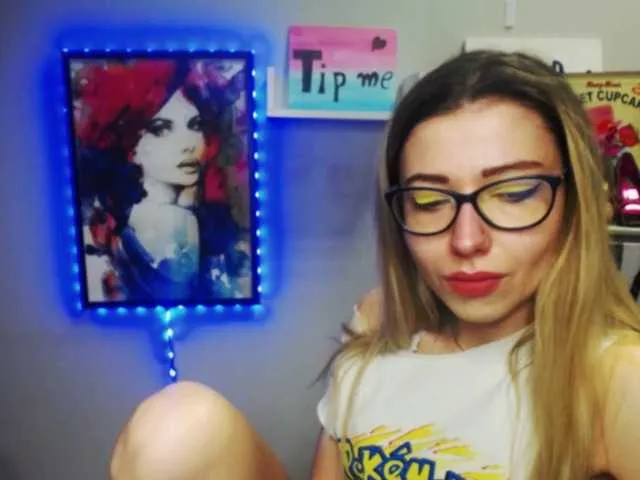 Live sex webcam photo for xxHeidiLove #272266620