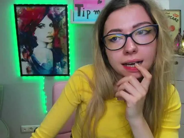 Live sex webcam photo for xxHeidiLove #272526350