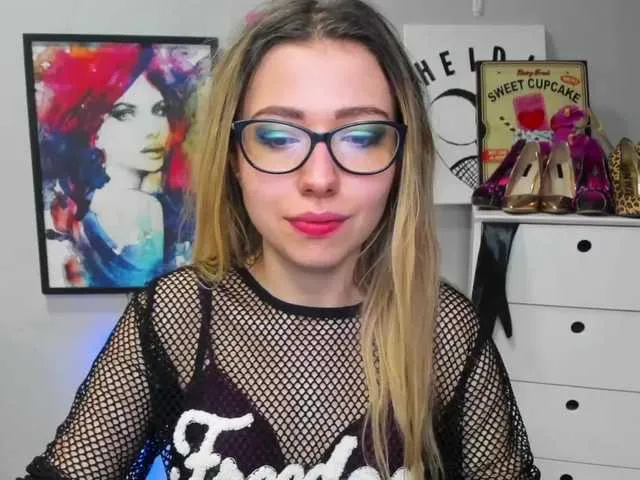 Live sex webcam photo for xxHeidiLove #272607008