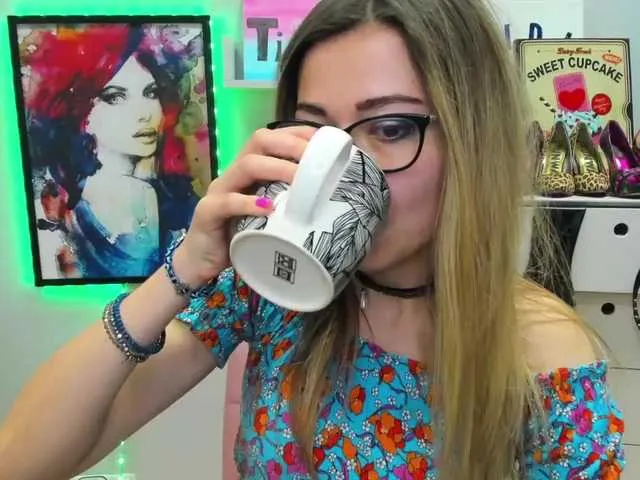 Live sex webcam photo for xxHeidiLove #272618804