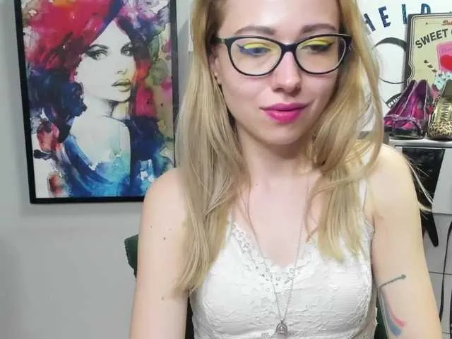 Live sex webcam photo for xxHeidiLove #272968783