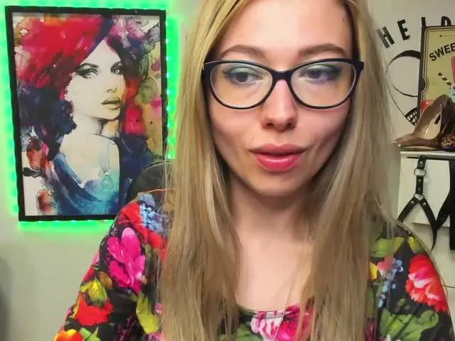 Live sex webcam photo for xxHeidiLove #273261519