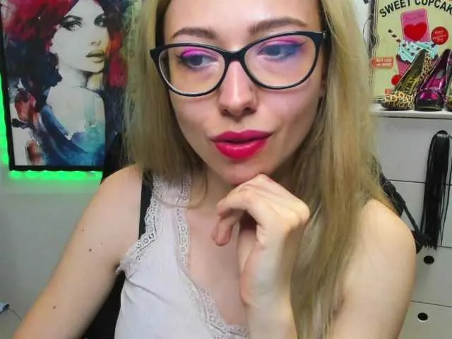 Live sex webcam photo for xxHeidiLove #273502910