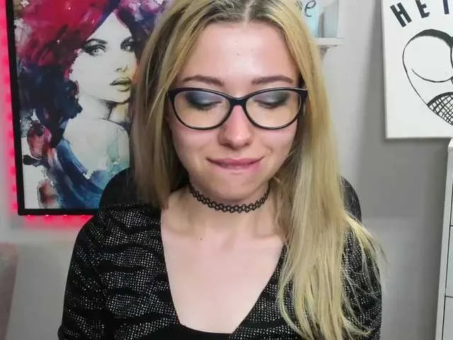 Live sex webcam photo for xxHeidiLove #273580887