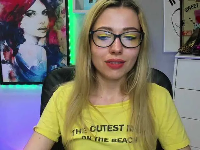 Live sex webcam photo for xxHeidiLove #273664785