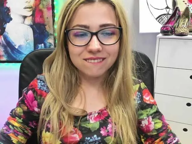 Live sex webcam photo for xxHeidiLove #273675916