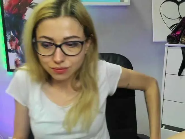 Live sex webcam photo for xxHeidiLove #273729830