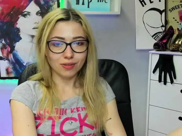 Live sex webcam photo for xxHeidiLove #273753194