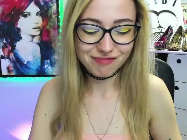 Live sex webcam photo for xxHeidiLove #273764455