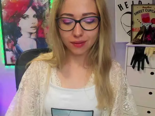 Live sex webcam photo for xxHeidiLove #273875126