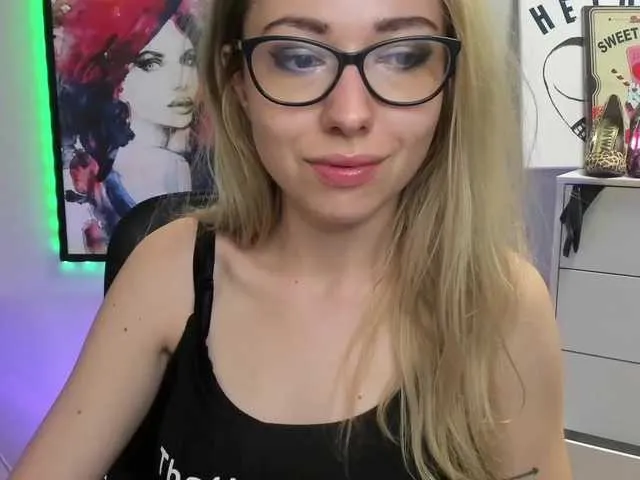 Live sex webcam photo for xxHeidiLove #273884266