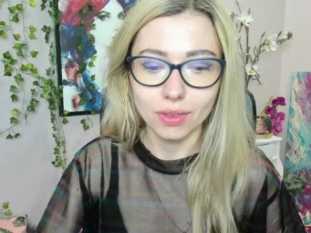 Live sex webcam photo for xxHeidiLove #273965667