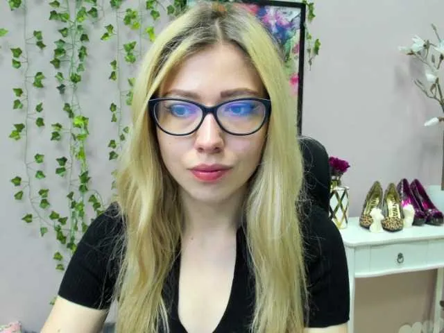 Live sex webcam photo for xxHeidiLove #274018998