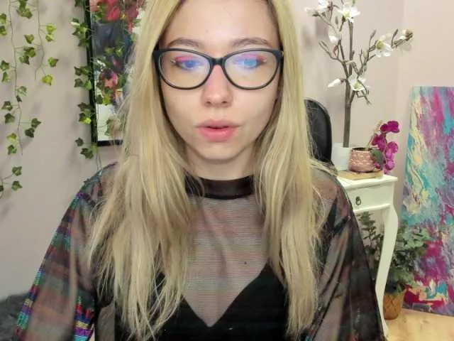 Live sex webcam photo for xxHeidiLove #274163713