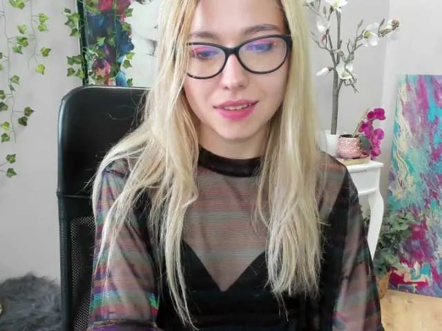 Live sex webcam photo for xxHeidiLove #274165749