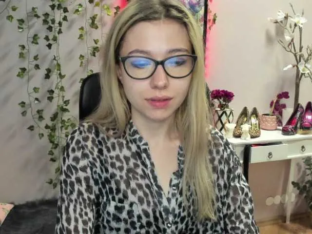 Live sex webcam photo for xxHeidiLove #274184784