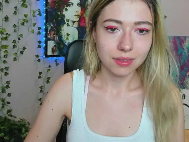 Live sex webcam photo for xxHeidiLove #274399635