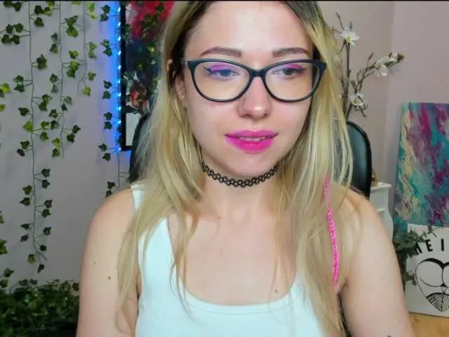 Live sex webcam photo for xxHeidiLove #274532780