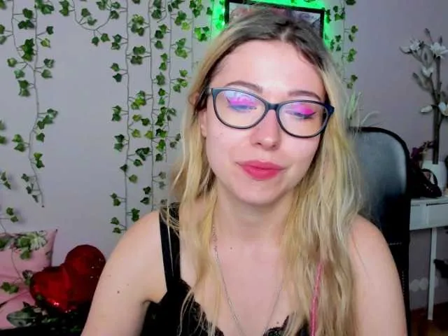 Live sex webcam photo for xxHeidiLove #274625698