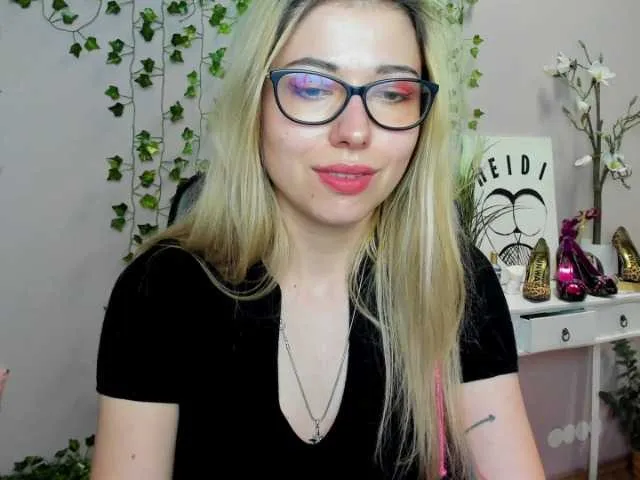 Live sex webcam photo for xxHeidiLove #274666032