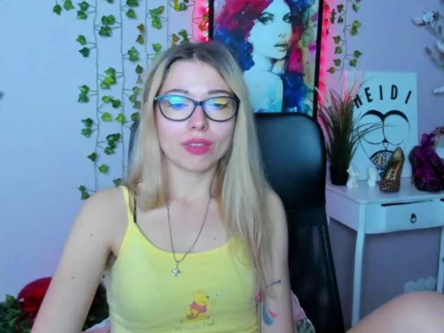 Live sex webcam photo for xxHeidiLove #274896253