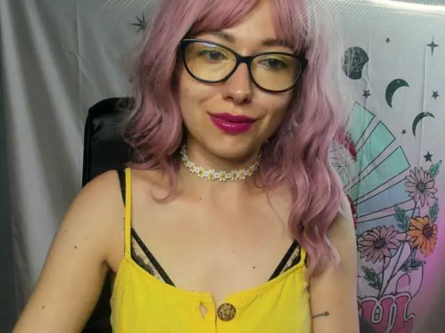 Live sex webcam photo for xxHeidiLove #275726211