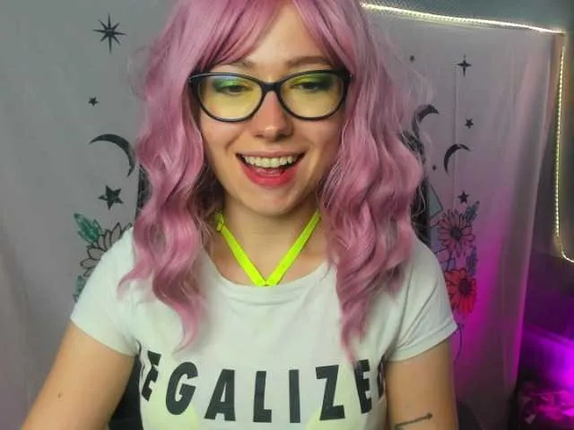 Live sex webcam photo for xxHeidiLove #275733344