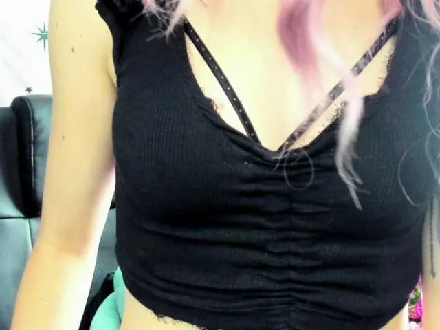 Live sex webcam photo for xxHeidiLove #275761003