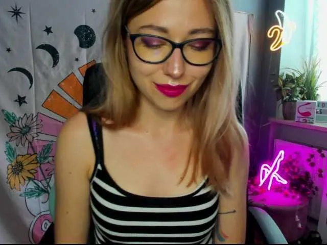 Live sex webcam photo for xxHeidiLove #275902070