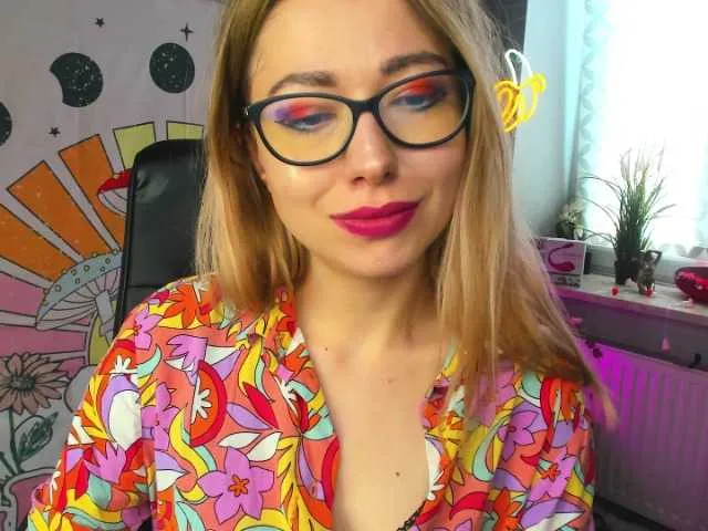 Live sex webcam photo for xxHeidiLove #276011847