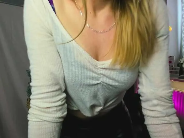 Live sex webcam photo for xxHeidiLove #276353597