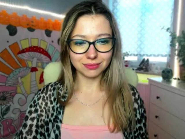 Live sex webcam photo for xxHeidiLove #276514249