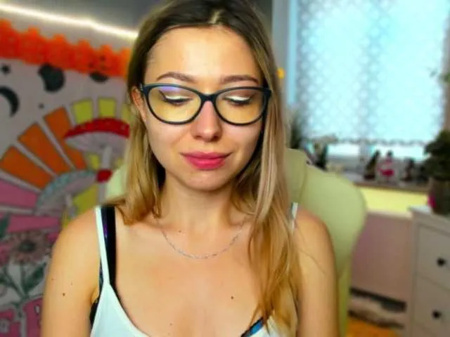 Live sex webcam photo for xxHeidiLove #276619316