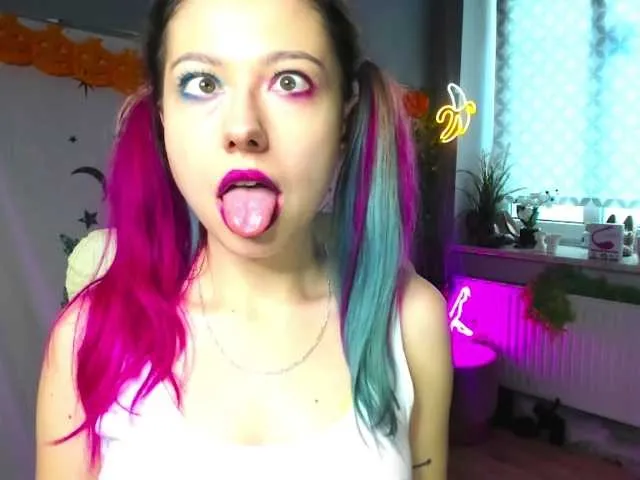 Live sex webcam photo for xxHeidiLove #276652812