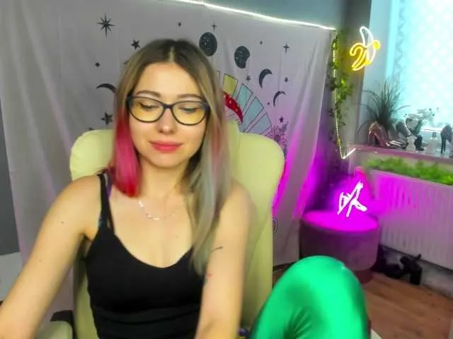 Live sex webcam photo for xxHeidiLove #276843144