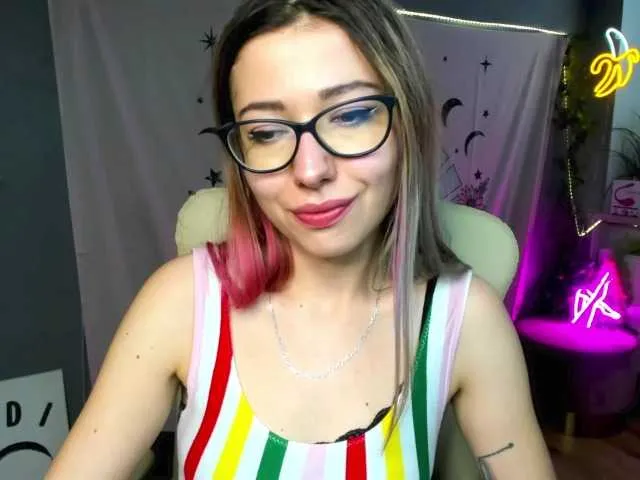 Live sex webcam photo for xxHeidiLove #276857650