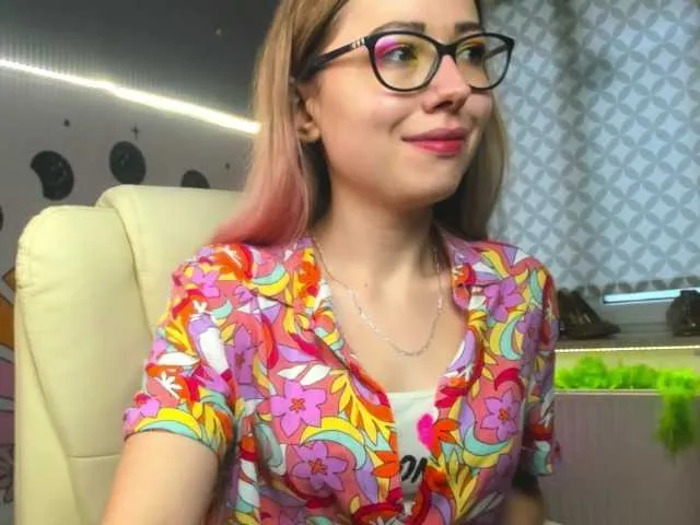 Live sex webcam photo for xxHeidiLove #276913338