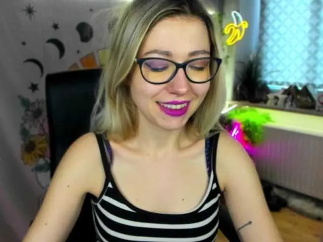 Live sex webcam photo for xxHeidiLove #277325201