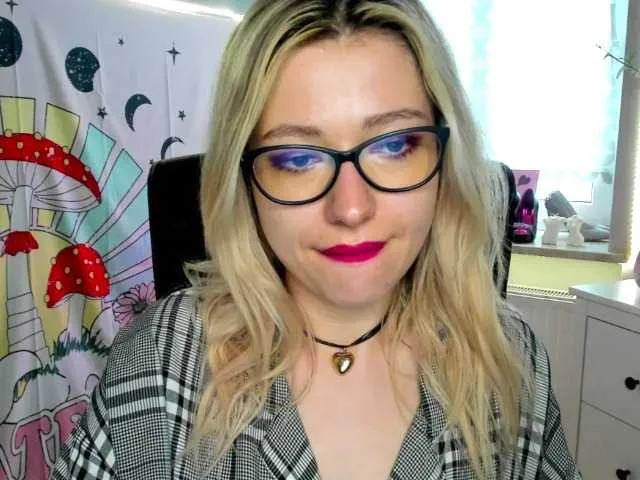 Live sex webcam photo for xxHeidiLove #278094189