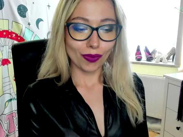 Live sex webcam photo for xxHeidiLove #278146499