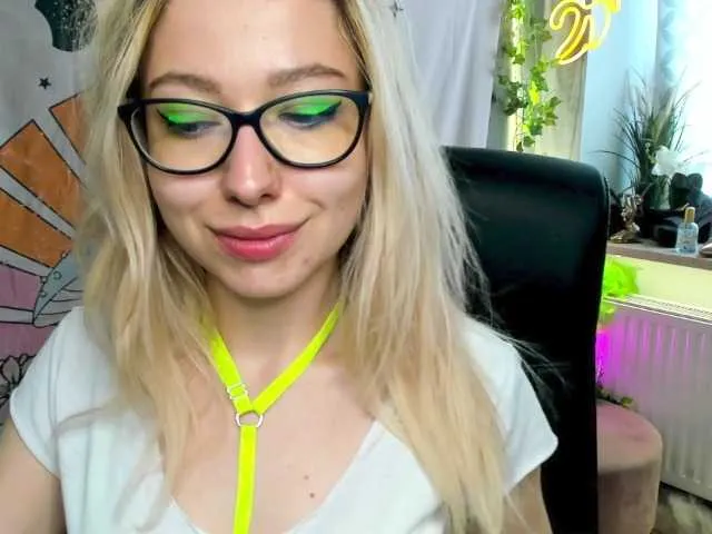 Live sex webcam photo for xxHeidiLove #278223695