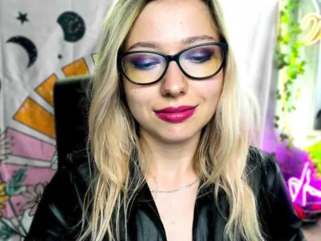 Live sex webcam photo for xxHeidiLove #286855261