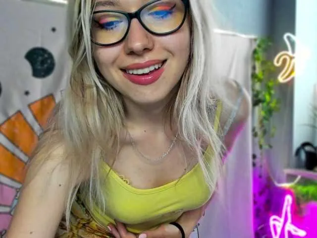 Live sex webcam photo for xxHeidiLove #288672607