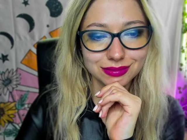 Live sex webcam photo for xxHeidiLove #289324258