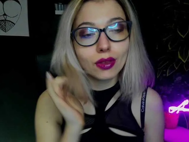 Live sex webcam photo for xxHeidiLove #290365887